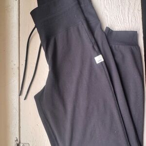 Vuori black daily jogger